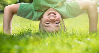 kind doet handstand