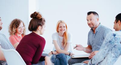 Groep mensen bij elkaar in kring